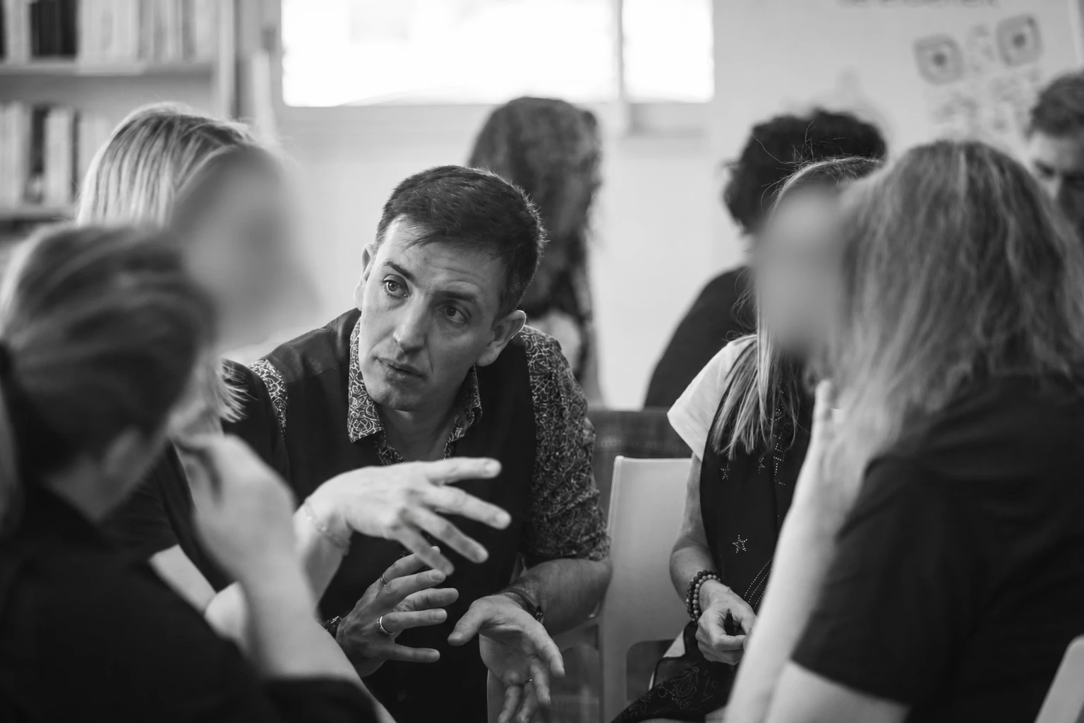 Jérémy Nouen à l’écoute lors d’un échange en groupe.